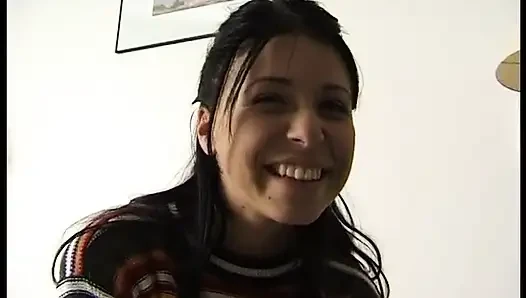 Sevimli genç esmer dildo ve yarakla oynuyor