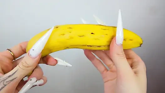 Длинные белые ногти царапают и уничтожают банан, как хуй
