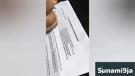 Nachdem er ihm einen blowjob gegeben hat, beginnt er, sie leidenschaftlich in der muschi zu ficken