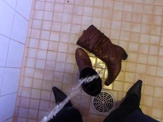 Piss in wifes brown leather boot