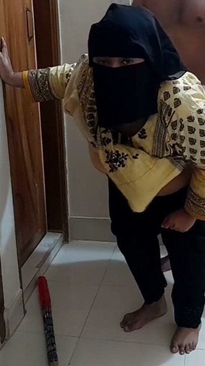 Ein Dieb kam ins Haus und hat meine Frau wie einen Hund auf allen Vieren geil durchgefickt (Came to the house & fucked housewife doggy style) | Clip 3
