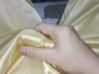 Cum z błyszczącymi złotymi spodniami