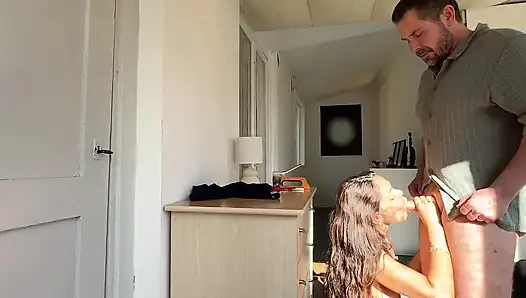 Ateşli orta yaşlı seksi kadın tamircisi tarafından kandırılıyor ve sonunda sert sikiliyor
