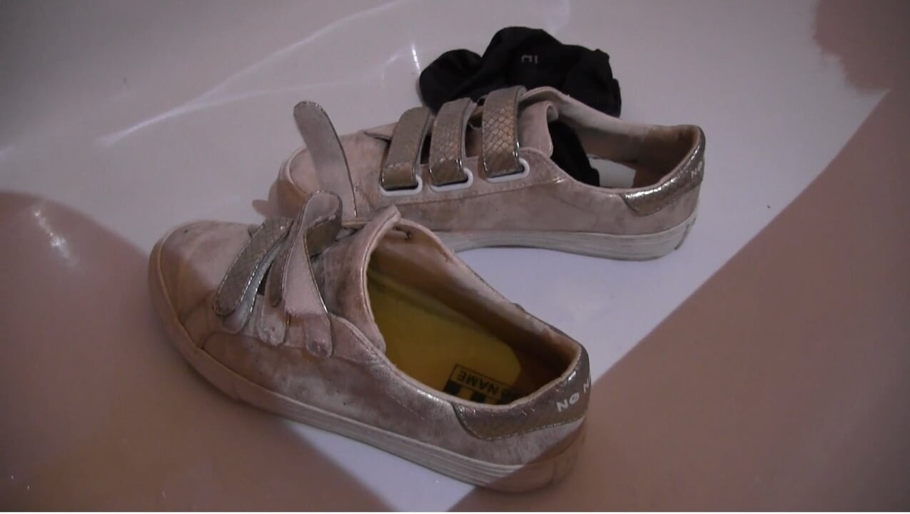 Marions vänstra sneaker full piss knulla och sperma