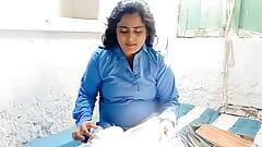 Nữ sinh Ấn Độ bị bắt gặp và đụ trong khi cô ấy đang vẽ âm hộ nghịch ngợm và quan hệ tình dục qua đường hậu môn