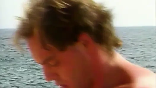 Ateşli Alman sürtükler plajda yarak ve sperm paylaşıyor