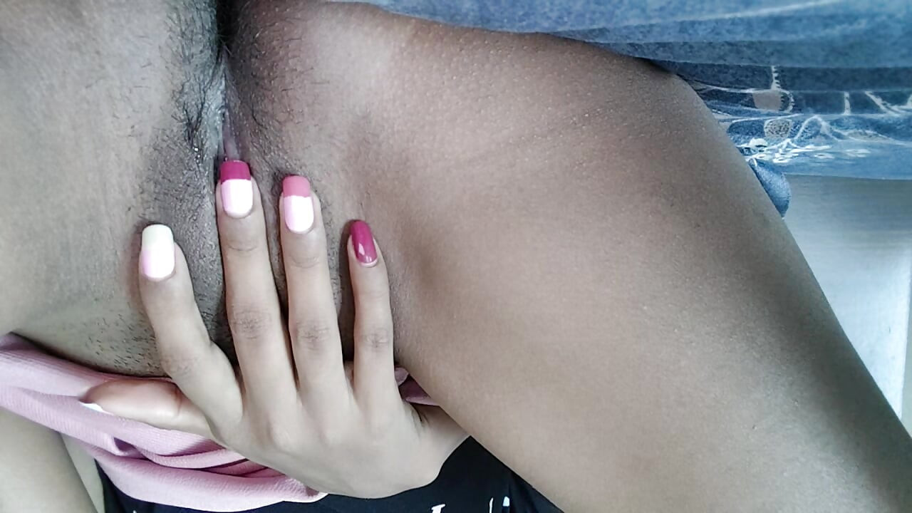 Une jolie fille s’amuse avec sa chatte