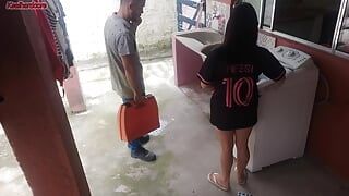 Ama de casa casada paga al técnico de la lavadora con su culo mientras el esposo está fuera