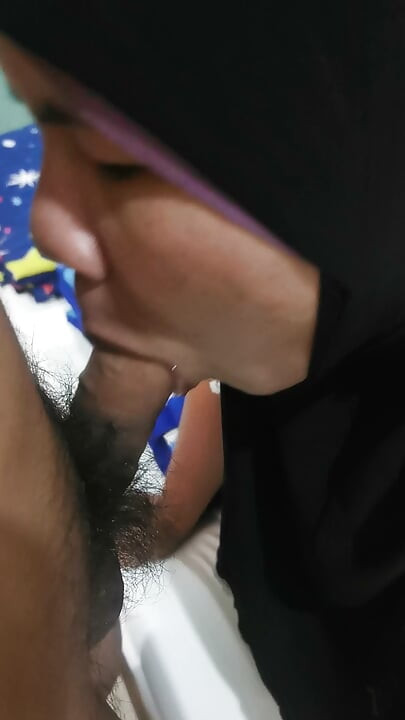 Muslimská holka se právě unaveně cvičila, než jí někdo strčil do pusy velký pták.