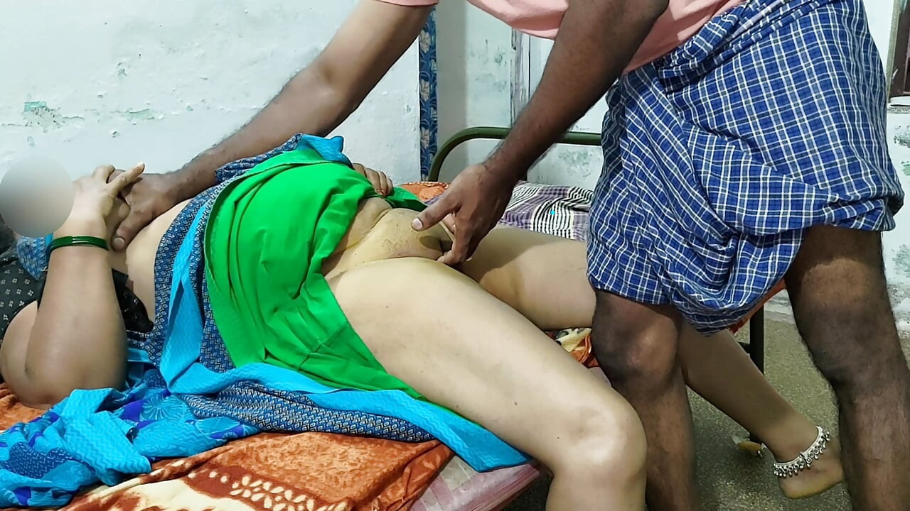 Jag låg på sängen onanerade när plötsligt moster kom dit och var chockad över att se mig.