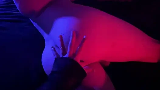 Девушка доминирует над своим парнем, мастурбируя с ним и делая ему задницу впервые