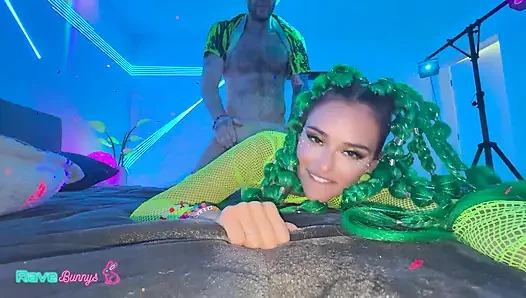 Neon güzeli Armani Black şehvetle dolu bir buluşma için partiden kayıyor!