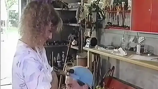 Dia menunjukkan saudara tirinya di mana palu itu tergantung