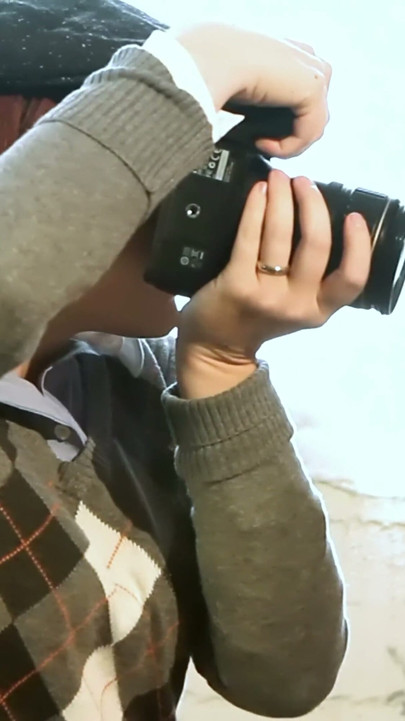 Fotoshoot verandert in een trio - roodharige fotograaf likt beide zwarte modellen op het bed