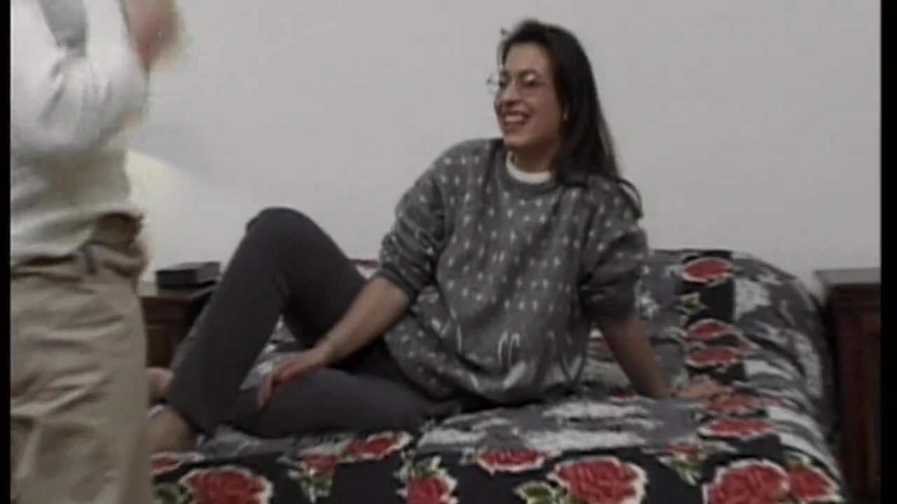 Gözlüklü esmer retro sert sikişte sikiliyor