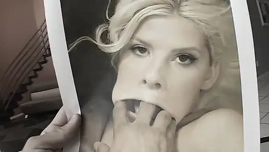 Сексуальная крошка ест сперму после того, как огромный член толчок ее тугой киски