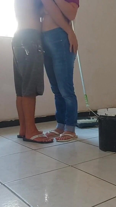 Nezaobilazan trenutak iz "Nisam mogao izdržati i jebao sam se s slikarevim velikim kurcem, pohlepno kopile ostavilo mi je pičku svu svršenu"