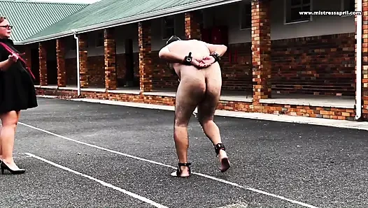 Dominatrix sahibe April - köle eğitimi