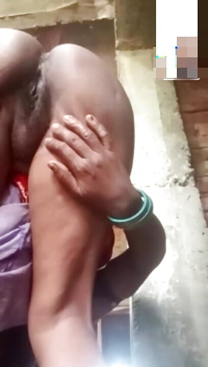Bihari Bhabhi showed her strip on video call and gand and choot