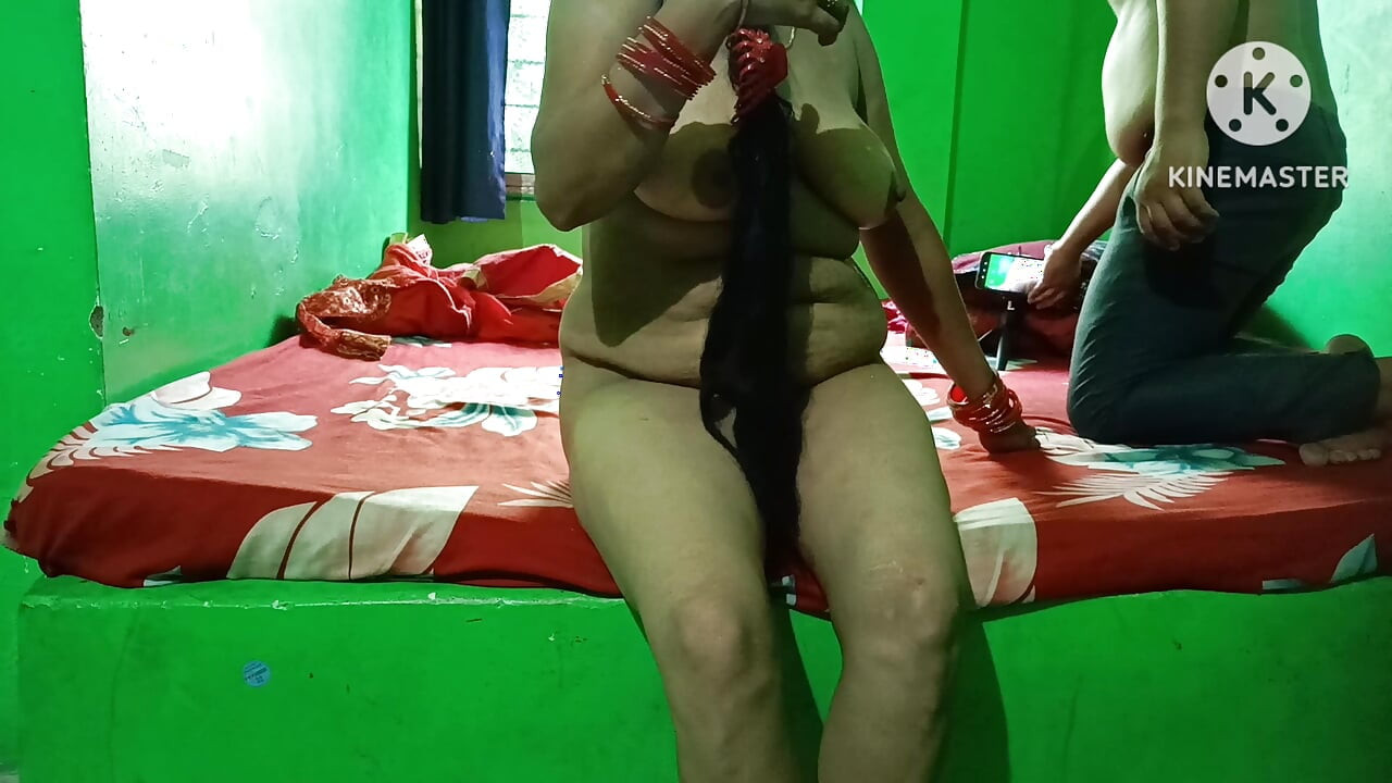 Bir erkek arkadaş kız arkadaşına bakıyor sert yalama öpüşme videoları