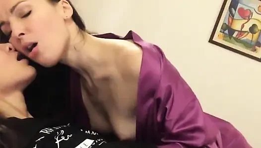 Dua gadis memutuskan untuk melakukan hubungan seks lesbian