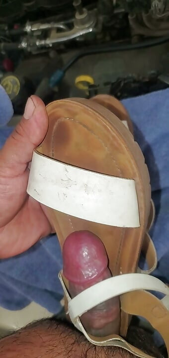 mechanic found sandals in drivers floorboard