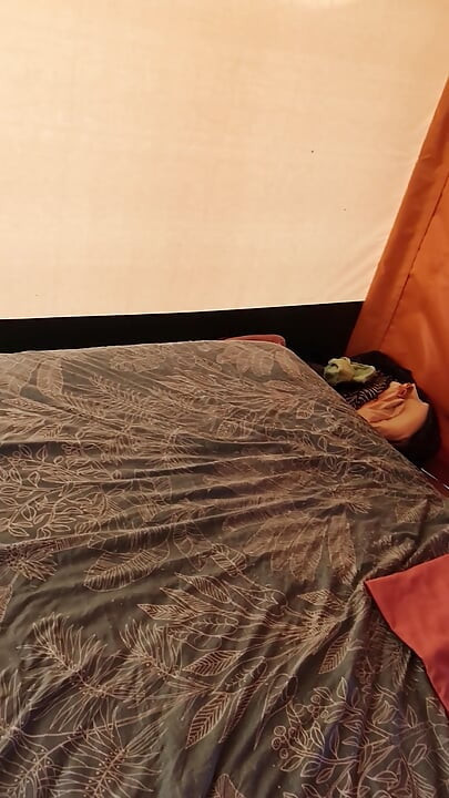 Bikni men milf(chodne laayak mammi) pool ke baad kainpsait se yuvak ko kutte shaili ke lie aamantrit karti hai