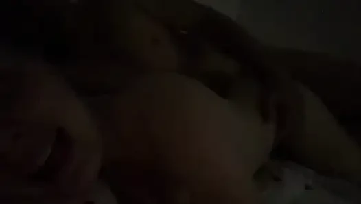 Я заставила своего сводного брата трахнуть мою тугую киску, пока никого не было дома