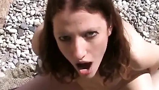 Azgın esmer plajda götünü sikiyor