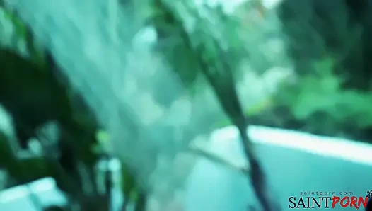 Si cantik rambut gelap brandy aniston lagi asik ngusap memek muncratnya di bak mandi