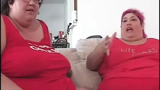 Kırmızı üniformalı şişman karınlı piliç uzun bir sopaya biniyor