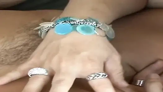 Nenek sange ini melahap memek beceknya pakai mainan seks