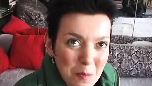 Büyük memeli amatör orta yaşlı seksi sürtük küçük yarak emiyor