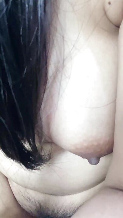 Colmek fışkırtmak için orta boy dildo kullanıyor