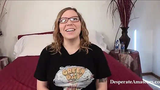Desperate Amateurs горячих крошек с большими сиськами Lilith Isabelle и Jess жестко отшпилил большой белый член