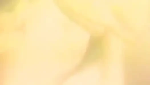 Возбужденная брюнетка сосет настоящий злой член