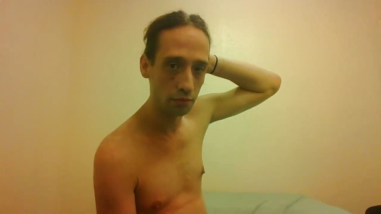 Transsexuală fără sutient își mișcă urechile fără mâini