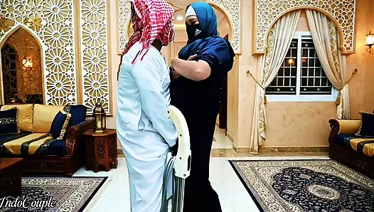 Красивая мусульманка в хиджабе хочет, чтобы я трахнул крошечный член домашней горничной в Саудовской Аравии