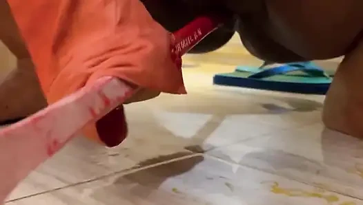 Anippe si gadis kolase seksi dengan besar lagi asik di kamar mandi hostel sampai kencing tanpa batas