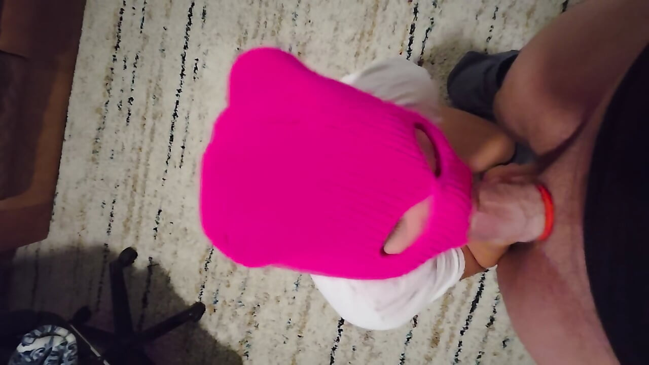 En primer plano casero: chica misterioso en máscara de esquí rosa chupa una polla enorme