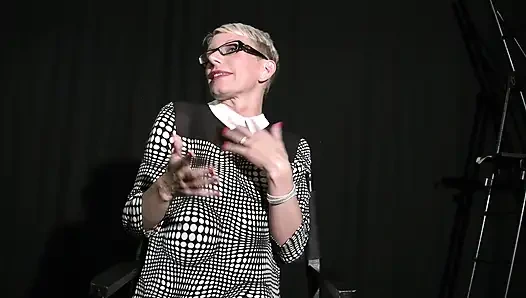 Heteroseksüel adam takma yaraklı sarışın genç erkek avcısı tarafından sikiliyor 5804 2