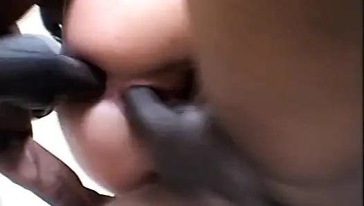 Büyük memeli orta yaşlı seksi kadın için üç canavar siyah yarağın ağzına çifte penetrasyon ve boşalma