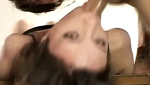 Yüzü sikilen Fransız genç kız sıkı ağzına sikiliyor
