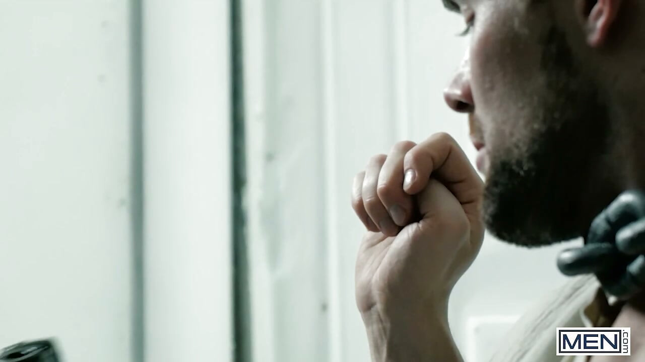 MEN - 은하계 결투로 인해 Griffin Barrows가 무릎을 꿇고 Wesley Woods의 자지가 모든 것을 장악한다