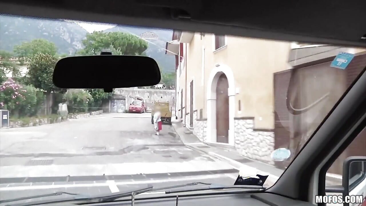 Gestrandete teenager - rothaarige Tina verliert es heiß, als sie entdeckt, dass freund betrügt, bekommt sofort wildes auto-doggystyle mit Antonio
