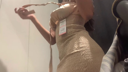 Brune avec un gros cul dans un magasin de vêtements on peut voir son énorme cul en string (gros cul, gros nichons, culotte)