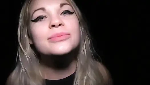 Публичная буккаке-шлюха в лесу