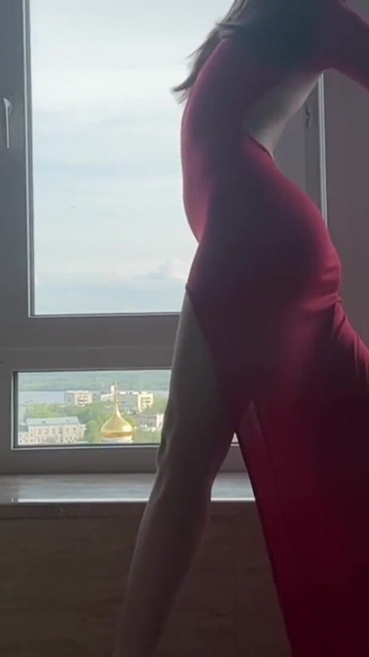 Yoga panas seksi dengan gaun panjang merah | Klip 1