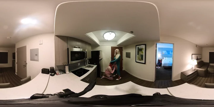 Женщина-транс сосет член сисси, VR