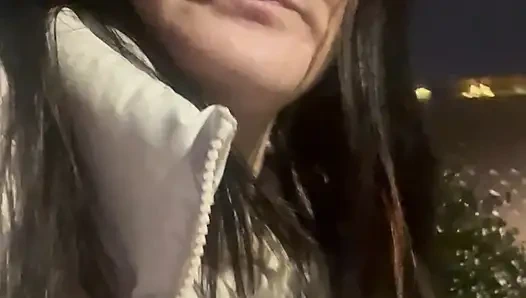 Care Aide kommt im öffentlichen badezimmer in der pause